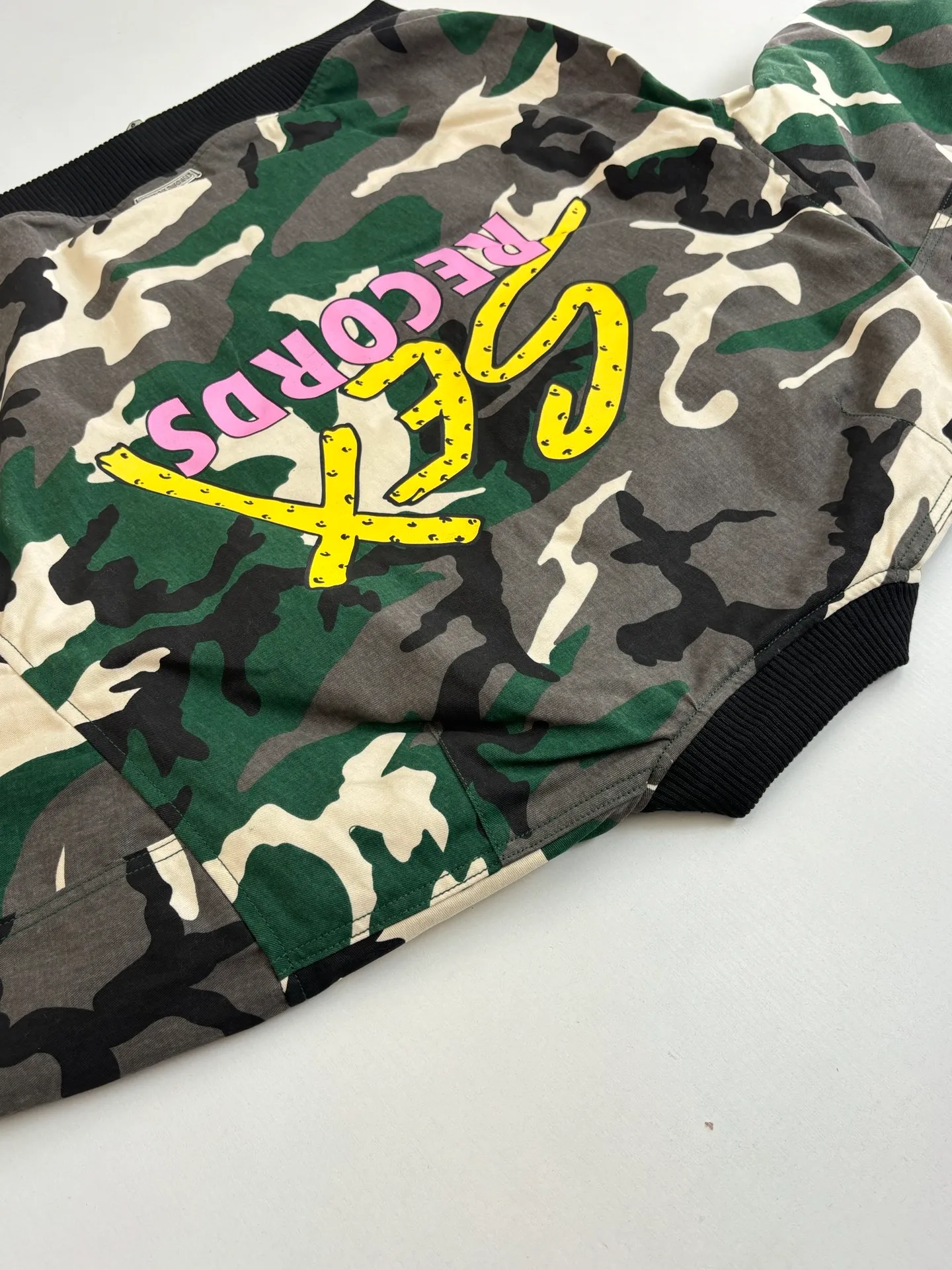P1010 Chrome Heat*/CH Chrome Heat Camouflage Flight Jacket Cotton Jacket was purchased and developed by a Los Angeles agent for US$5,600. This model is made of custom-made military canvas fabric and is reproduced 1:1 according to the original model, with a piece of cloth printed camouflage pattern. The customization period for the chest sex pattern stamp is 20 days, the minimum order is 1800 pieces, and the color plate is matched. The hardware buckles are all made of electroplated 925 silver material, the weight is perfectly restored, and they are aged and oxidized to black. The back printing uses positioning screen glue printing, and the sleeve pockets are also positioned and opened by a template machine.  Size: M/L/XL/XXL